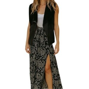 CUPCAKES AND CASHMERE | Faux Suede Fur Zip Front Vest boho Neutral Black (S)